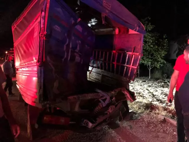 Kahramanmaraş'ta trene çarpan kamyonetin sürücüsü yaralandı