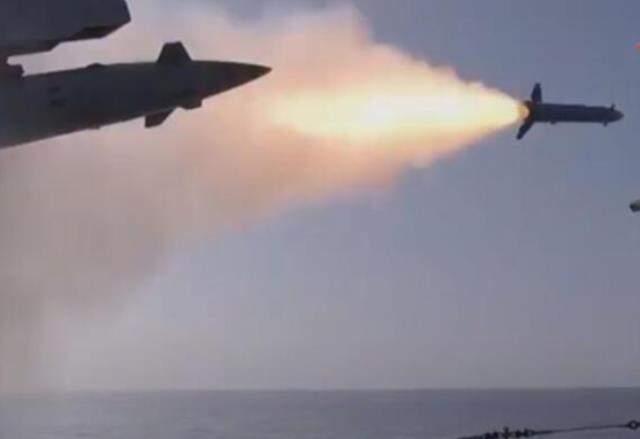 Karadeniz'de sular ısınıyor! İngiliz savaş gemisine uyarı ateşi açan Ruslar, şimdi de bombalamakla tehdit ediyor Karadeniz'de sular ısınıyor! İngiliz savaş gemisine uyarı ateşi açan Ruslar, şimdi de bombalamakla tehdit ediyor