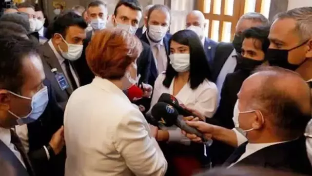 Korumalarının gazeteciye yaptığı müdahaleyi duyan Akşener, geri dönüp özür diledi Korumalarının gazeteciye yaptığı müdahaleyi duyan Akşener, geri dönüp özür diledi