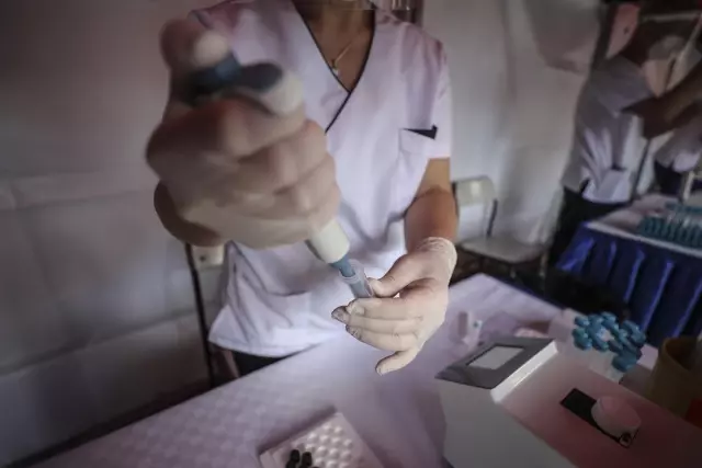 Kovid-19 teşhisini 10 saniyeye düşüren yerli test kullanıma sunuldu! Dünya peşinde Kovid-19 teşhisini 10 saniyeye düşüren yerli test kullanıma sunuldu! Dünya peşinde