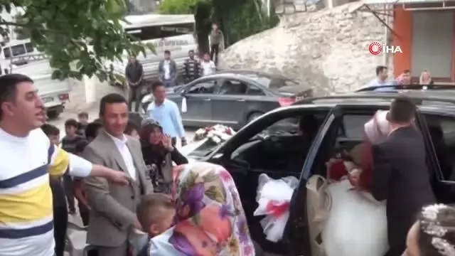 Mahalleli damadı yumurta yağmuruna tuttu Mahalleli damadı yumurta yağmuruna tuttu