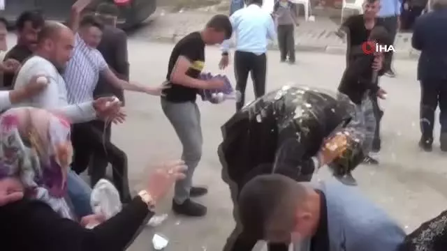 Mahalleli damadı yumurta yağmuruna tuttu Mahalleli damadı yumurta yağmuruna tuttu