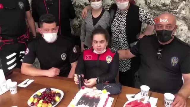 Minik Rana'ya polis abilerinden sürpriz doğum günü Minik Rana'ya polis abilerinden sürpriz doğum günü