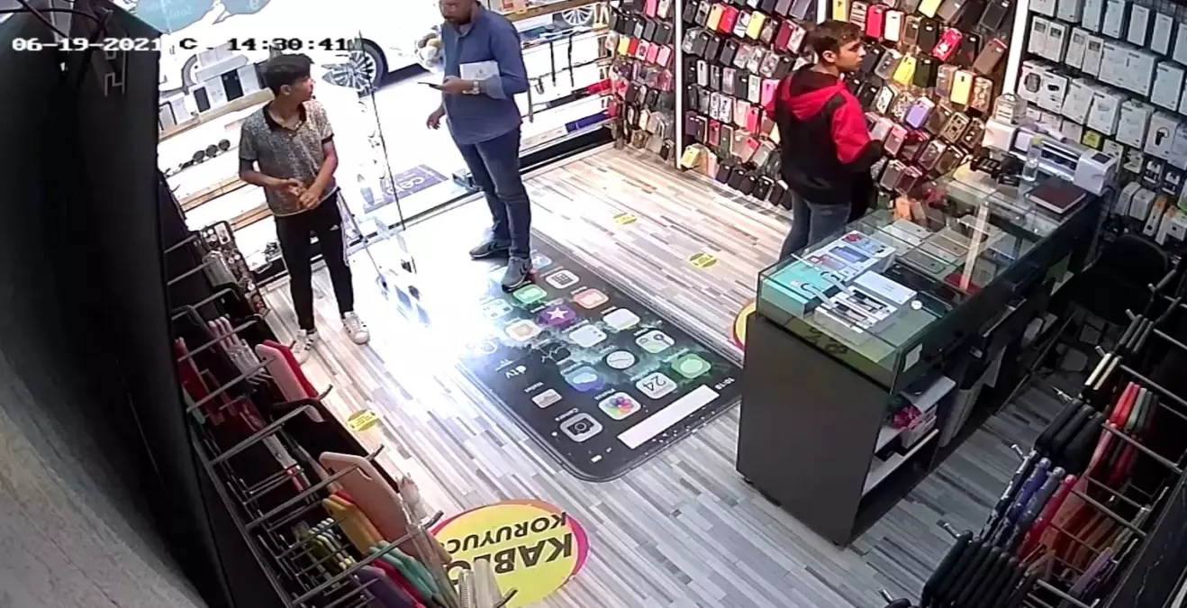 Müşteri gibi gelip sadaka kutusunu böyle çaldılar