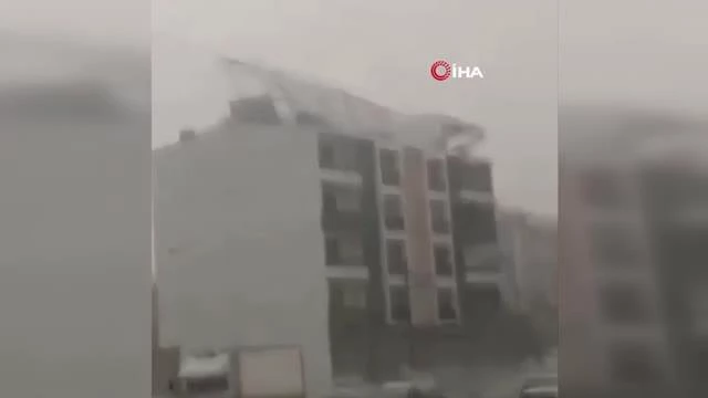 Ödemiş ve Kiraz'da fırtına etkili oldu: Çatılar uçtu, ağaçlar devrildi