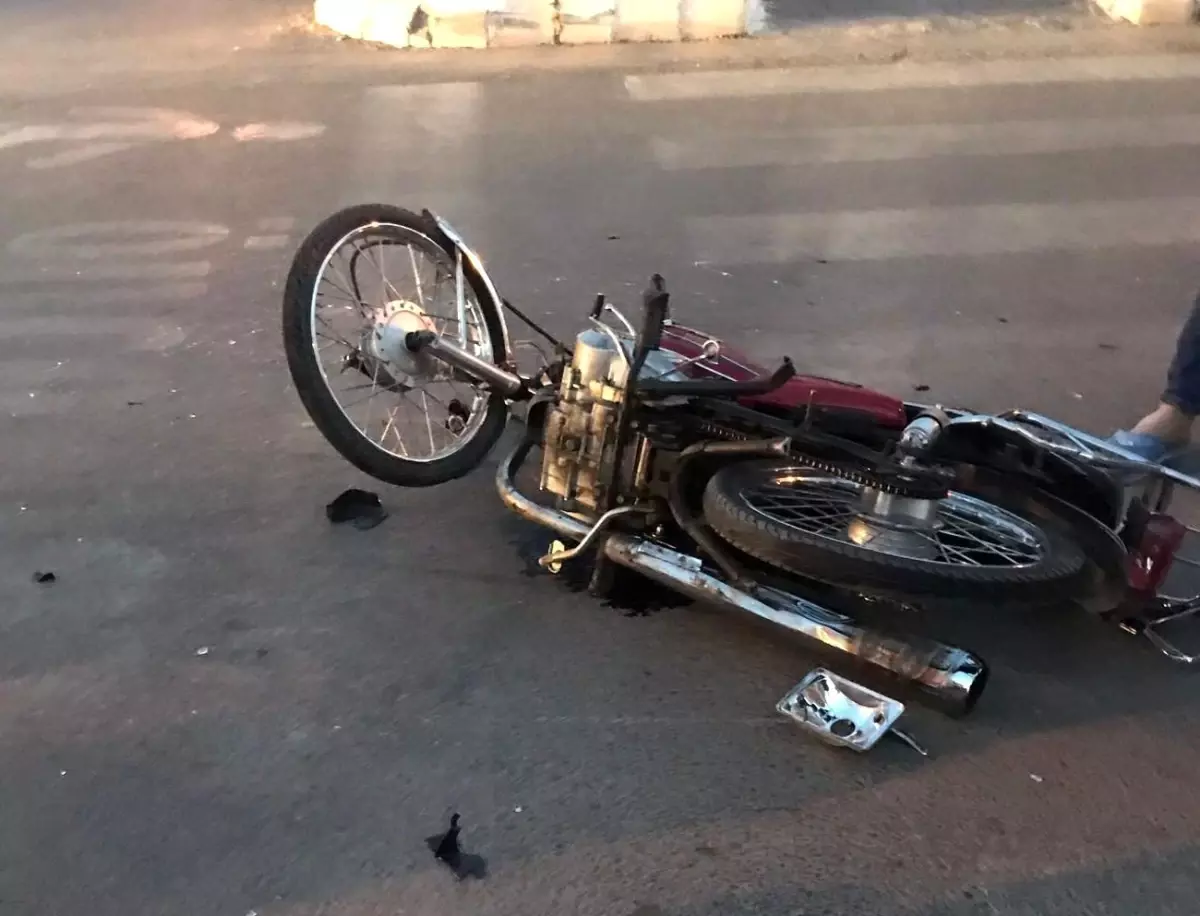 Otomobille çarpışan motosikletin sürücüsü yaralandı 1 otomobille carpisan motosikletin surucusu 14222509 amp