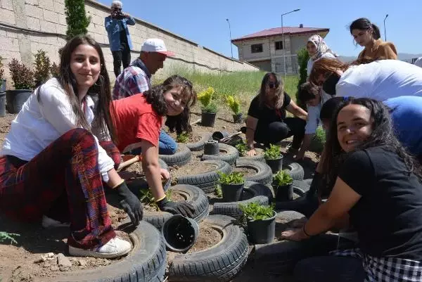 PEYZAJ MİMARLIĞI ÖĞRENCİLERİ, ENGELLİ ÇOCUKLARLA BAHÇE DÜZENLEDİ PEYZAJ MİMARLIĞI ÖĞRENCİLERİ, ENGELLİ ÇOCUKLARLA BAHÇE DÜZENLEDİ