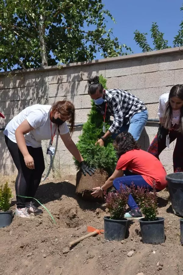 PEYZAJ MİMARLIĞI ÖĞRENCİLERİ, ENGELLİ ÇOCUKLARLA BAHÇE DÜZENLEDİ