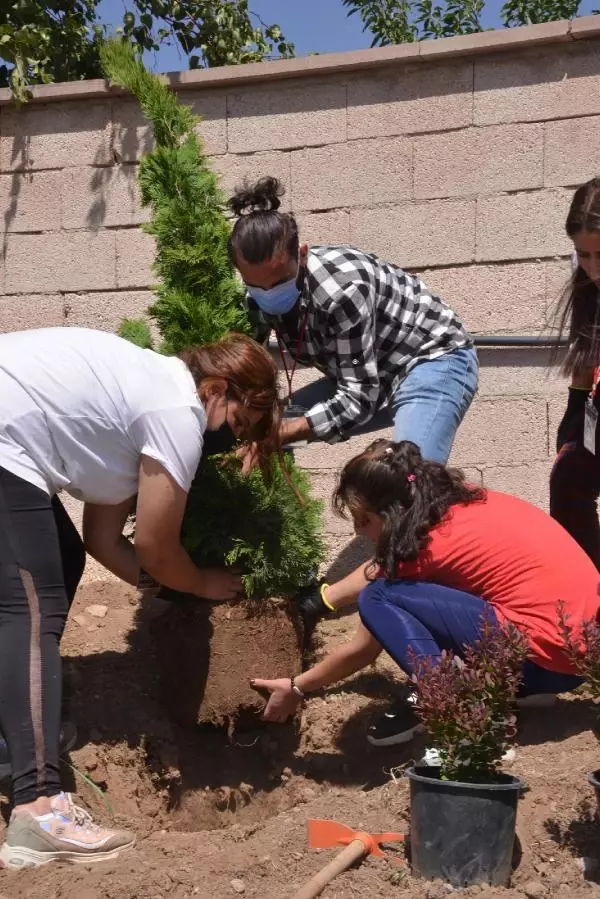 PEYZAJ MİMARLIĞI ÖĞRENCİLERİ, ENGELLİ ÇOCUKLARLA BAHÇE DÜZENLEDİ