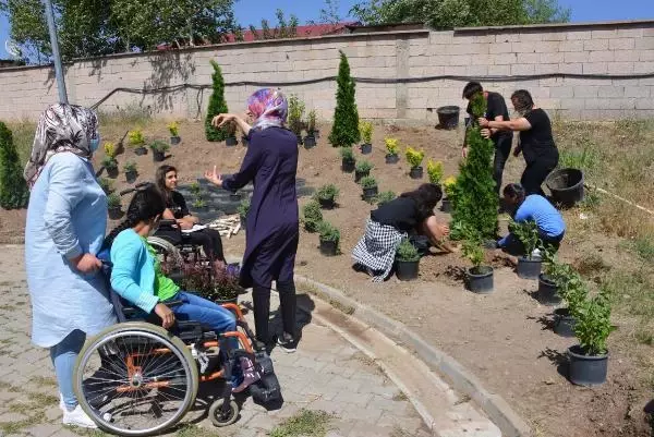PEYZAJ MİMARLIĞI ÖĞRENCİLERİ, ENGELLİ ÇOCUKLARLA BAHÇE DÜZENLEDİ