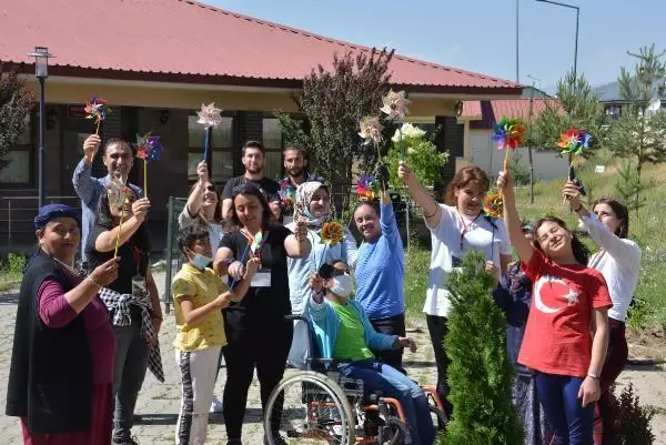 PEYZAJ MİMARLIĞI ÖĞRENCİLERİ, ENGELLİ ÇOCUKLARLA BAHÇE DÜZENLEDİ