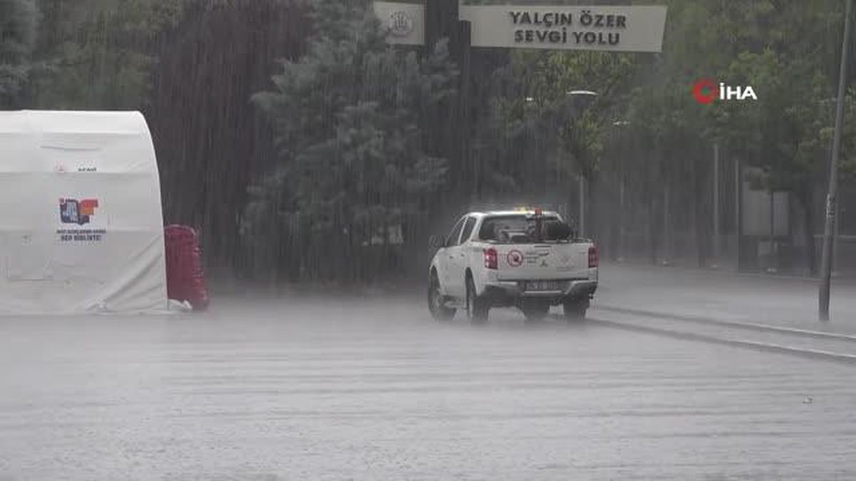 Şiddetli yağmur yolları göle çevirdi