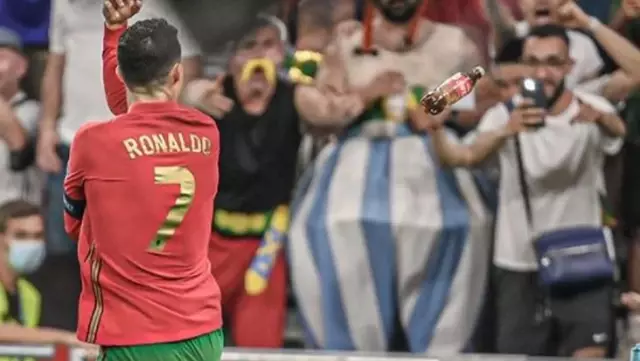 'Su için' mesajı veren Cristiano Ronaldo'ya kola şişesi fırlatıldı 'Su için' mesajı veren Cristiano Ronaldo'ya kola şişesi fırlatıldı