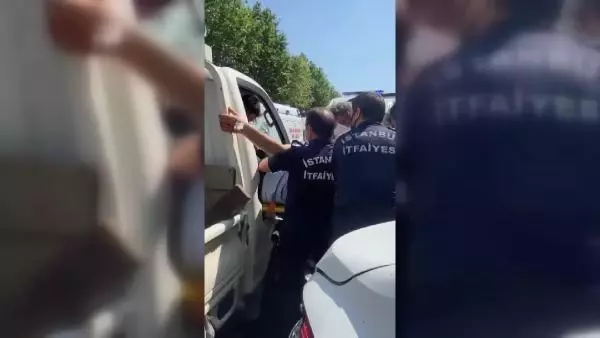 SULTANGAZİ'DE DİREKSİYONDA EPİLEPSİ KRİZİ GEÇİREN SÜRÜCÜ KAZA YAPTI