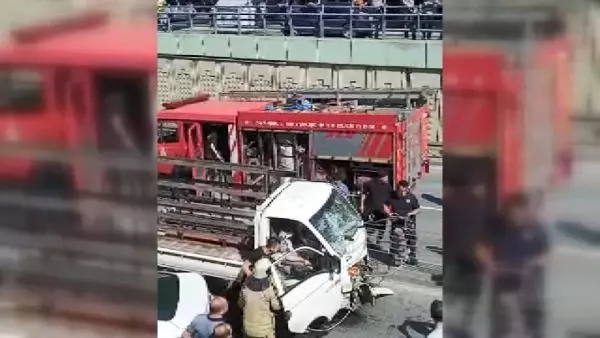 SULTANGAZİ'DE DİREKSİYONDA EPİLEPSİ KRİZİ GEÇİREN SÜRÜCÜ KAZA YAPTI