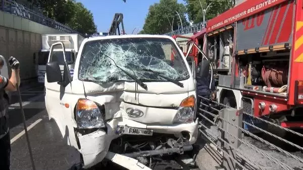 SULTANGAZİ'DE DİREKSİYONDA EPİLEPSİ KRİZİ GEÇİREN SÜRÜCÜ KAZA YAPTI