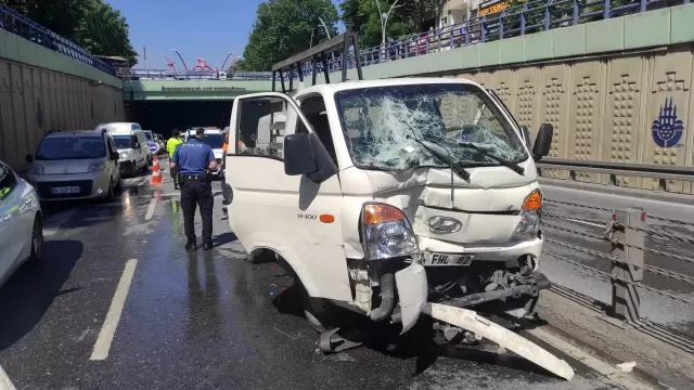 Sultangazi'de meydana gelen trafik kazasında 2 kişi yaralandı Sultangazi'de meydana gelen trafik kazasında 2 kişi yaralandı