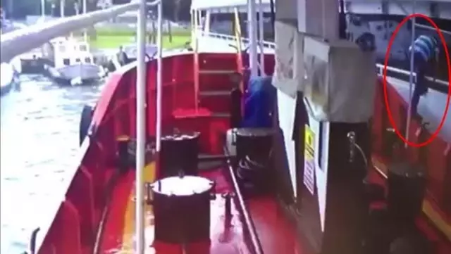 Tekneden tekneye atlamak isterken denize düşen adam, hayatını kaybetti Tekneden tekneye atlamak isterken denize düşen adam, hayatını kaybetti