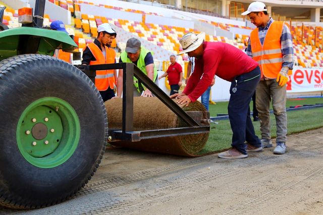 Yeni Malatya Stadyumu'nda çim serimi başladı