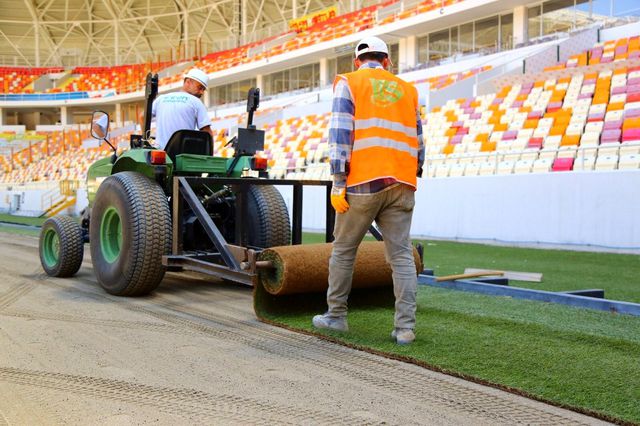 Yeni Malatya Stadyumu'nda çim serimi başladı