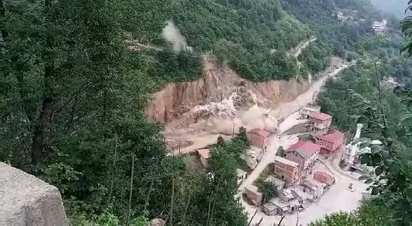 Yol çalışmasında dinamit patlatıldı; belediye binası ile bir ev hasar gördü