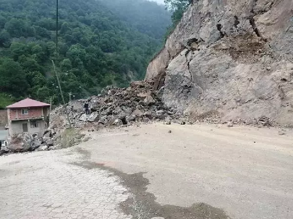 Yol çalışmasında dinamit patlatıldı; belediye binası ile bir ev hasar gördü