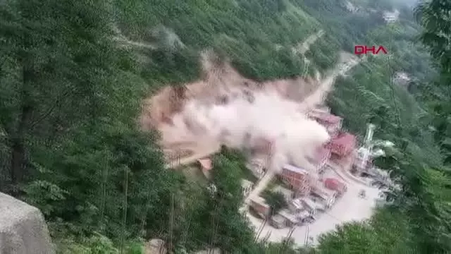 Yol çalışmasında dinamit patlatıldı; belediye binası ile bir ev hasar gördü