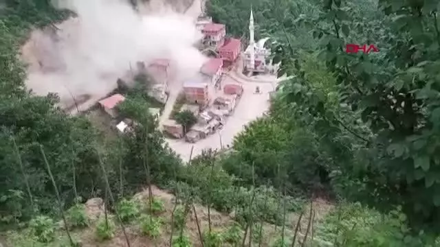Yol çalışmasında dinamit patlatıldı; belediye binası ile bir ev hasar gördü