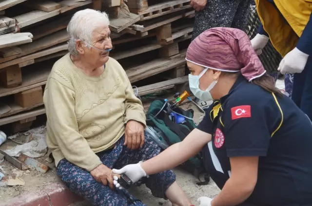 Amasya'da itfaiye yangın çıkan evde bulunan kedi yavrularını kurtardı Amasya'da itfaiye yangın çıkan evde bulunan kedi yavrularını kurtardı