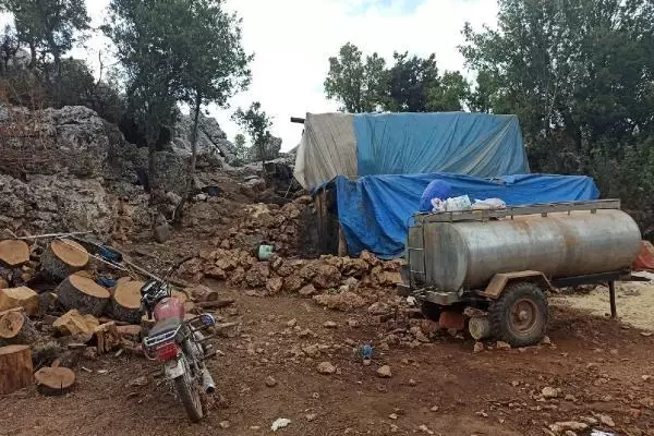 Anne tavana asılı, baba tüfekle vurulmuş! Vahşetin yaşandığı çadıra giren polisler minik Ali'yi uyurken buldu Anne tavana asılı, baba tüfekle vurulmuş! Vahşetin yaşandığı çadıra giren polisler minik Ali'yi uyurken buldu