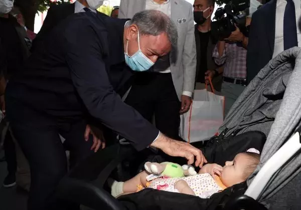 Son dakika haber: Milli Savunma Bakanı Akar'a esnaf ziyaretinde yoğun ilgi