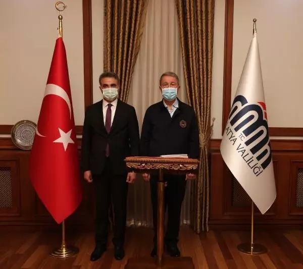 Son dakika haber: Milli Savunma Bakanı Akar'a esnaf ziyaretinde yoğun ilgi
