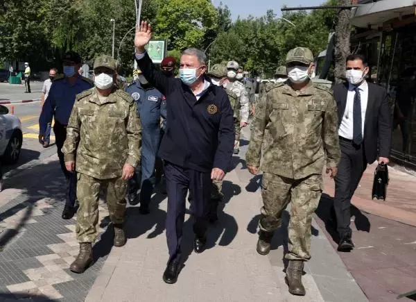 Son dakika haber: Milli Savunma Bakanı Akar'a esnaf ziyaretinde yoğun ilgi