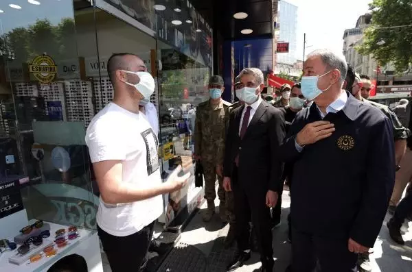 Son dakika haber: Milli Savunma Bakanı Akar'a esnaf ziyaretinde yoğun ilgi