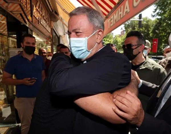 Son dakika haber: Milli Savunma Bakanı Akar'a esnaf ziyaretinde yoğun ilgi