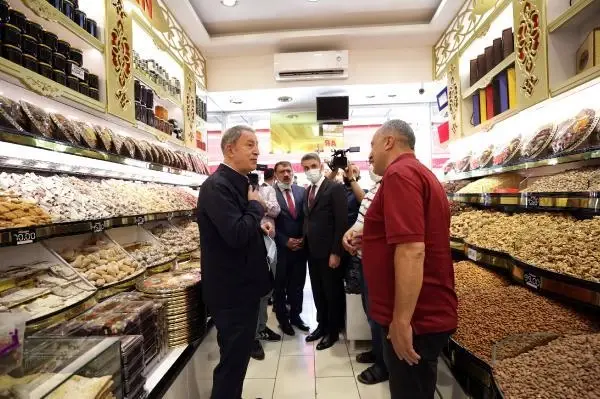 Son dakika haber: Milli Savunma Bakanı Akar'a esnaf ziyaretinde yoğun ilgi