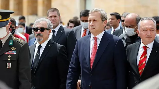 G.Saray Başkanı Burak Elmas, borçsuzluk kağıdı yüzünden kapıda bekleyen tehlikeyi itiraf etti G.Saray Başkanı Burak Elmas, borçsuzluk kağıdı yüzünden kapıda bekleyen tehlikeyi itiraf etti
