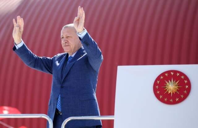 Cumhurbaşkanı, konuşmasını dışarıdan dinleyen vatandaşları içeri aldırdı: Polis arkadaşlar bariyerleri hemen kaldırıversin Cumhurbaşkanı, konuşmasını dışarıdan dinleyen vatandaşları içeri aldırdı: Polis arkadaşlar bariyerleri hemen kaldırıversin