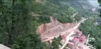 Bulancak: Dinamitle yol genişletme çalışması sırasında kopan kayalar binalara hasar verdi Bulancak: Dinamitle yol genişletme çalışması sırasında kopan kayalar binalara hasar verdi