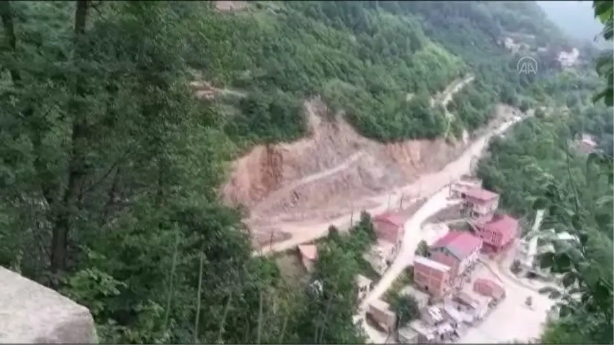 Dinamitle yol genişletme çalışması sırasında kopan kayalar binalara hasar verdi