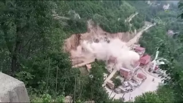 Dinamitle yol genişletme çalışması sırasında kopan kayalar binalara hasar verdi