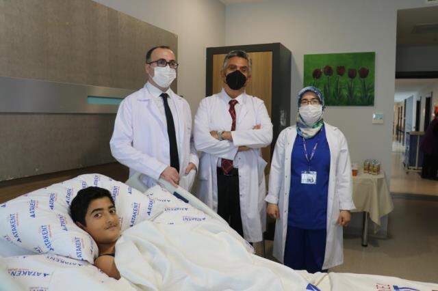 Doktorun inanılmaz mücadelesi! Sedyenin üzerine çıktı, 12 yaşındaki çocuğu böyle kurtardı
