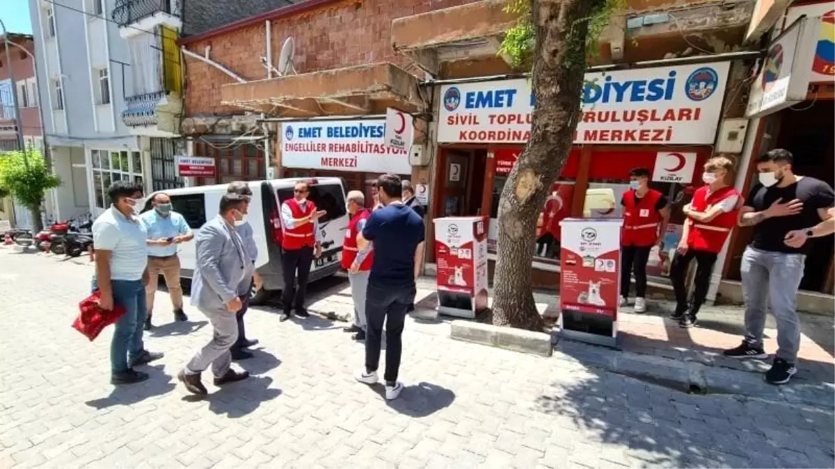 Emet'te sokak hayvanları için mamamatik