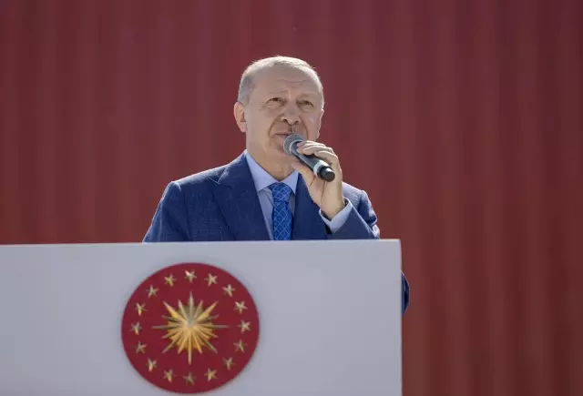 Erdoğan: 'Karşımızda bir türlü yerli ve milli olmayı başaramayan anlayış var. Milletin gönlüne girmek yerine gözünü dışarıya diken bu zihniyete...