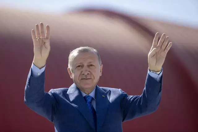Erdoğan: 'Karşımızda bir türlü yerli ve milli olmayı başaramayan anlayış var. Milletin gönlüne girmek yerine gözünü dışarıya diken bu zihniyete...
