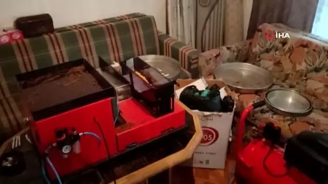 Evde kaçak sigara üretimine suçüstü