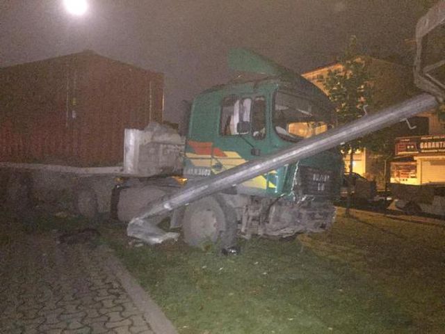 freni bosalan tir park halindeki 6 otomobil i 14224379 o