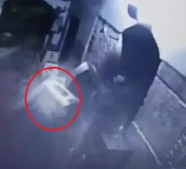 Son dakika haber... İmamın, müezzine tabureyle saldırdığı anlar kamerada 2 Son dakika haber... İmamın, müezzine tabureyle saldırdığı anlar kamerada