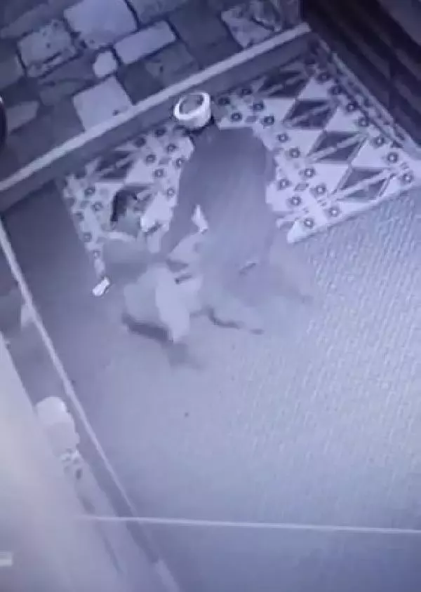 Son dakika haber... İmamın, müezzine tabureyle saldırdığı anlar kamerada 3 Son dakika haber... İmamın, müezzine tabureyle saldırdığı anlar kamerada