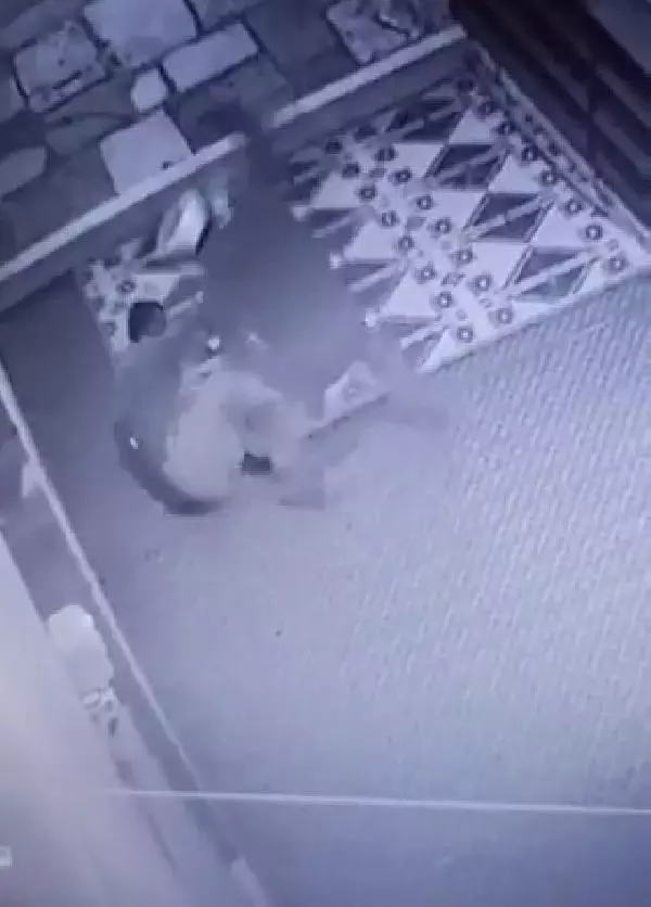 Son dakika haber... İmamın, müezzine tabureyle saldırdığı anlar kamerada 4 Son dakika haber... İmamın, müezzine tabureyle saldırdığı anlar kamerada